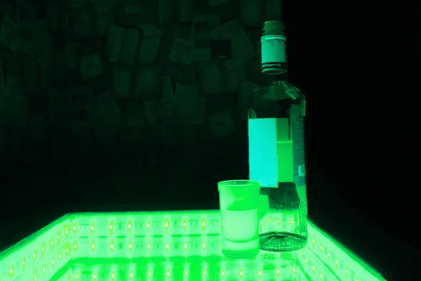 Studio záběr láhve s sklenici vodky — Stock fotografie