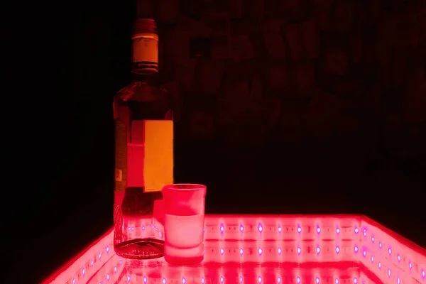 Studio záběr láhve s sklenici vodky — Stock fotografie