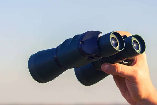 Fernglas in Menschenhänden — Stockfoto