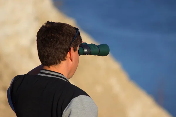 Um homem de pé na praia — Fotografia de Stock