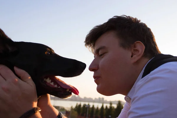 Çocuk köpeğini öpüşme