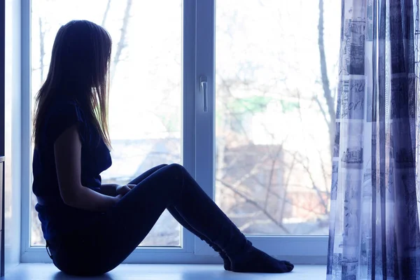 Triste menina bonita em casa esta noite — Fotografia de Stock