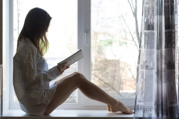 Счастливая девочка, читающая утром — стоковое фото