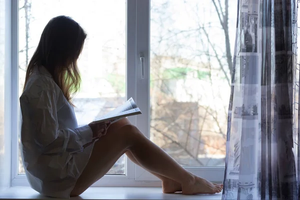 Glückliches Mädchen beim Lesen des Morgens — Stockfoto