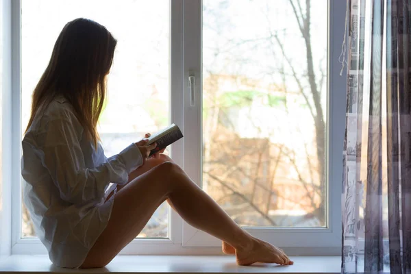 Щаслива дівчина читає вранці — стокове фото