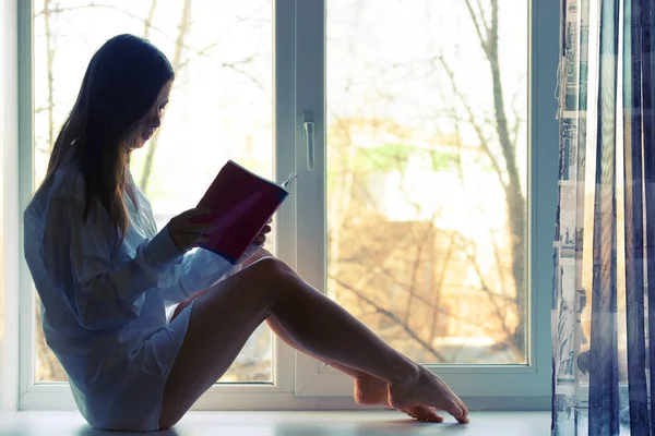 Ευτυχισμένος κορίτσι ανάγνωση το πρωί — Φωτογραφία Αρχείου