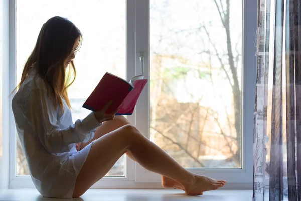 Glad tjej läser på morgonen — Stockfoto