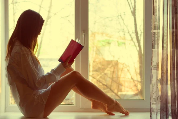 Felice ragazza leggendo la mattina — Foto Stock