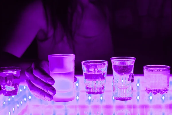 Mujer en un bar o club — Foto de Stock