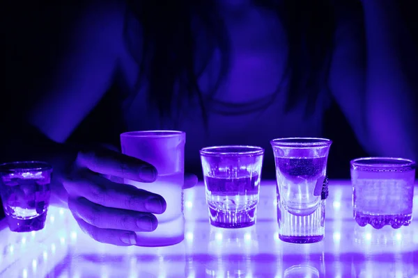 Mujer en un bar o club — Foto de Stock