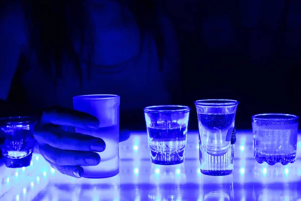 Mujer en un bar o club — Foto de Stock