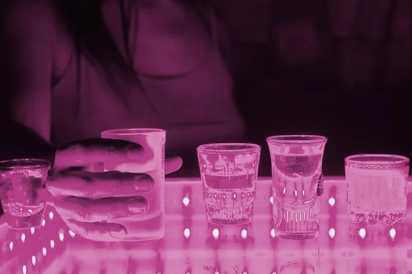 Vrouw in een bar of club — Stockfoto