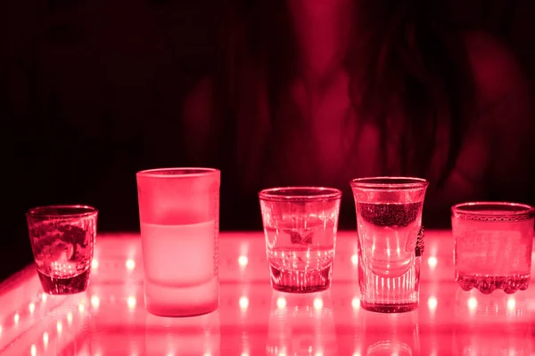 Mulher sexy em um clube ou um bar — Fotografia de Stock