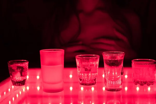 Jonge prostituee in een club — Stockfoto