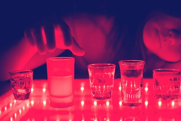 Vacker kvinna med glas cocktail — Stockfoto