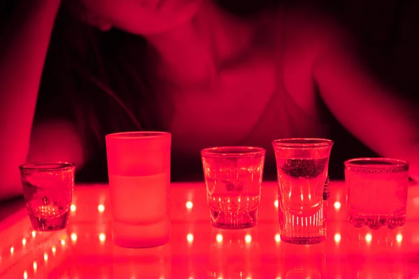 Menina atraente em um bar — Fotografia de Stock