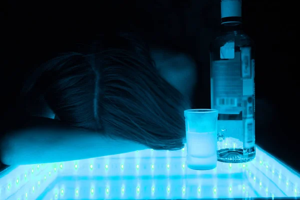 Adicción al alcohol: Mujer hispana borracha y deprimida — Foto de Stock