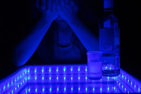Alkoholmissbruk: berusad och deprimerad spansktalande kvinna — Stockfoto