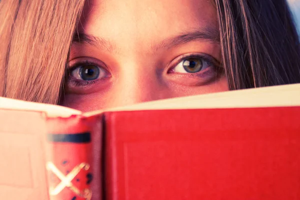Lächelndes Mädchen mit einem Buch — Stockfoto