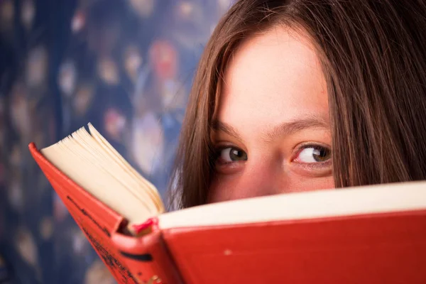 Lächelndes Mädchen mit einem Buch — Stockfoto