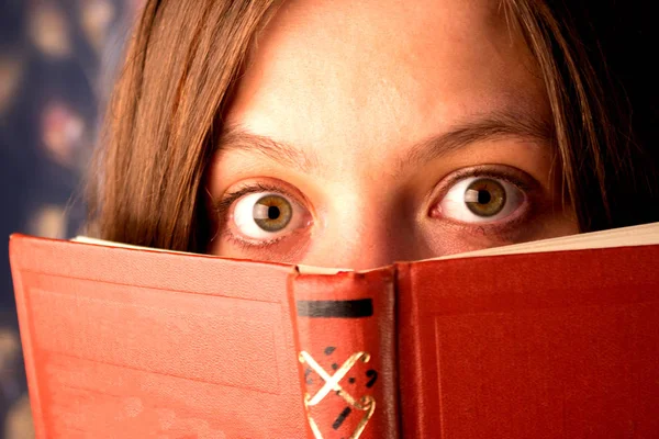 Verängstigtes Mädchen mit einem Buch — Stockfoto