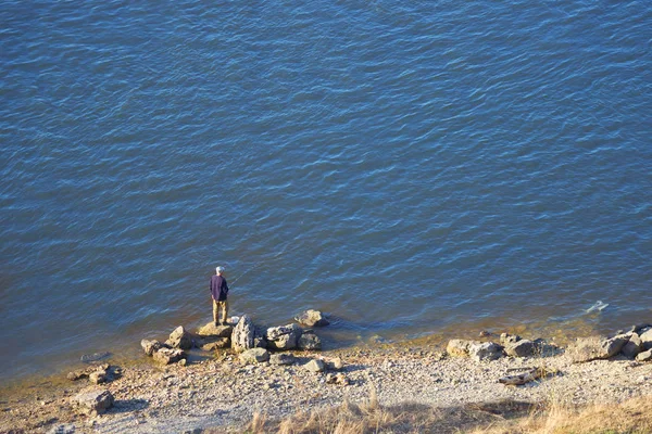 Velho pescador sentar-se no rio — Fotografia de Stock
