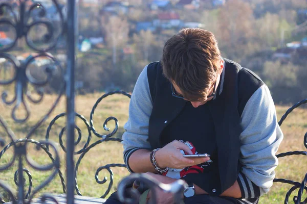 Retrato ao ar livre de jovem moderno com telefone móvel — Fotografia de Stock