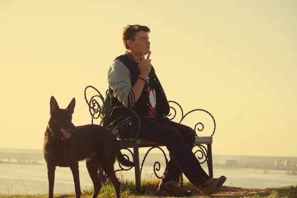 Junger Mann mit seinem Hund — Stockfoto