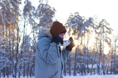 Sıcak giysiler insanın arkadan görünüm