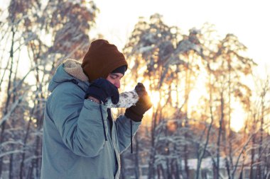 Sıcak giysiler insanın arkadan görünüm