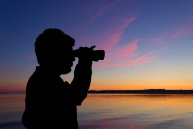 Dürbünü olan adam