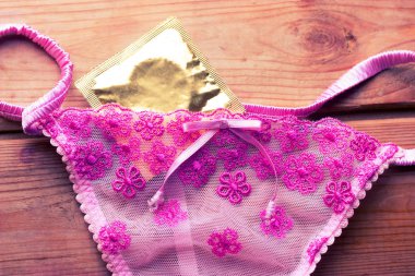 pembe lingirie ve prezervatif