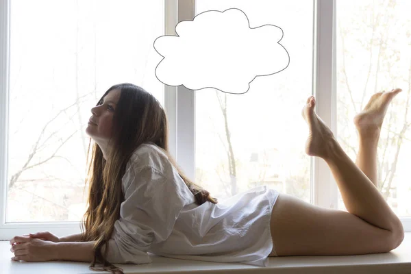 Portrét krásné mladé ženy relaxační v bytě elegantní — Stock fotografie