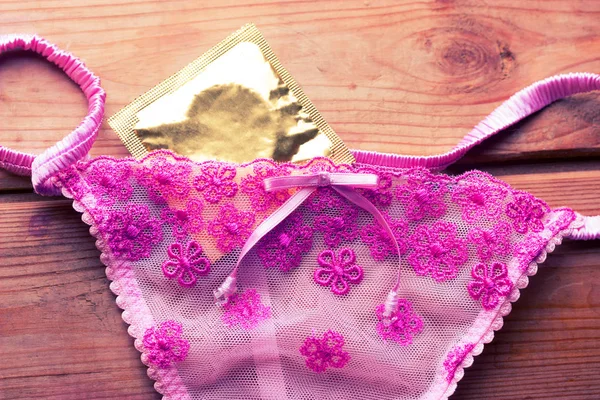 pembe lingirie ve prezervatif