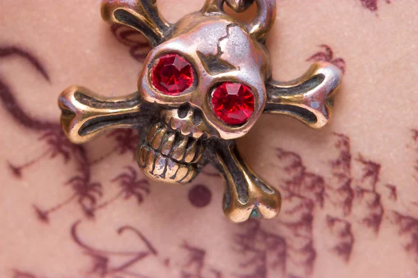 Close up van metalen schedel met rode ogen — Stockfoto