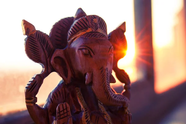Estatuilla de madera del dios indio ganesha — Foto de Stock