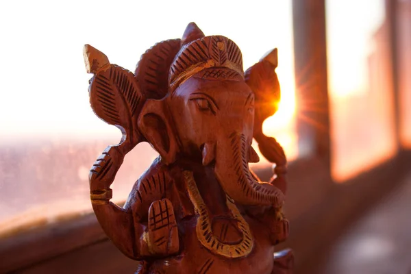 Estatuilla de madera del dios indio ganesha —  Fotos de Stock