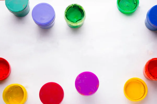 Boîtes de conserve avec des douleurs colorées sur fond blanc — Photo