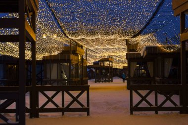 Sokakta yılbaşı süslemeleri