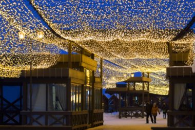 Sokakta yılbaşı süslemeleri