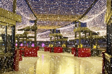 Sokakta yılbaşı süslemeleri