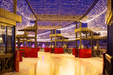 Sokakta yılbaşı süslemeleri