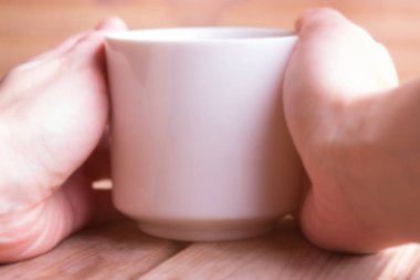 sıcak çay veya kahve elinde