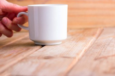 sıcak çay veya kahve elinde