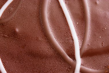 Çikolatalı pastayı kapat.