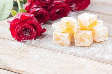 Gül çiçek ile lezzetli Türk lokumu
