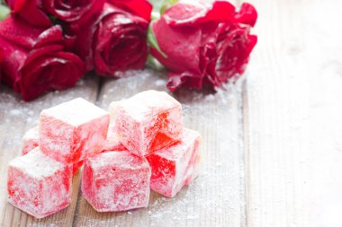 Gül çiçek ile lezzetli Türk lokumu