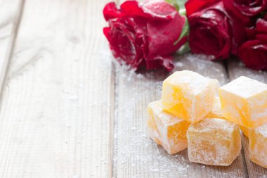 Gül çiçek ile lezzetli Türk lokumu