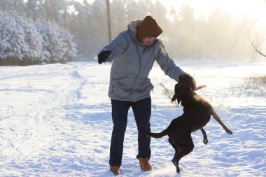 bir erkek köpek saldırdı