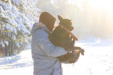 adam köpeklerini kolunda